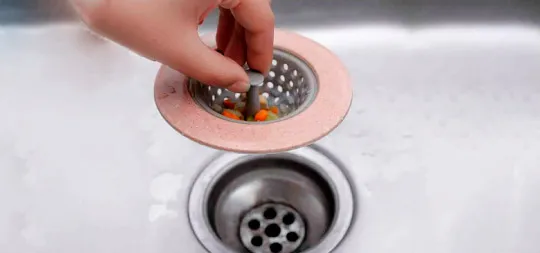 Colador-de-lavaplatos-con-restos-de-comida